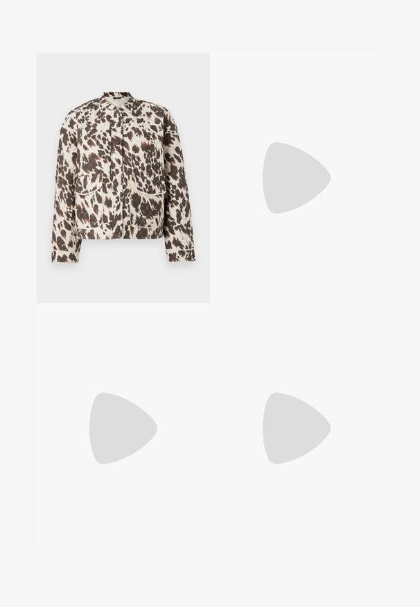 Gequiltede jas van een lichtgewicht stof, met een gedurfde spetterpatroon in bruin en crème, een staande kraag en twee voorzakken.; Twee strapless tops: de ene heeft een abstract dierenprint in bruin en crèmekleur, terwijl de andere volledig zwart is. Beide zijn gemaakt van zacht materiaal.; Even&Odd Petite Broek - brown; Zwarte suède sneaker met een camouflagemotief aan de zijkant, witte tussenzool en zwarte rubberen zool. Bevat veters en logo-details aan de zijkant.