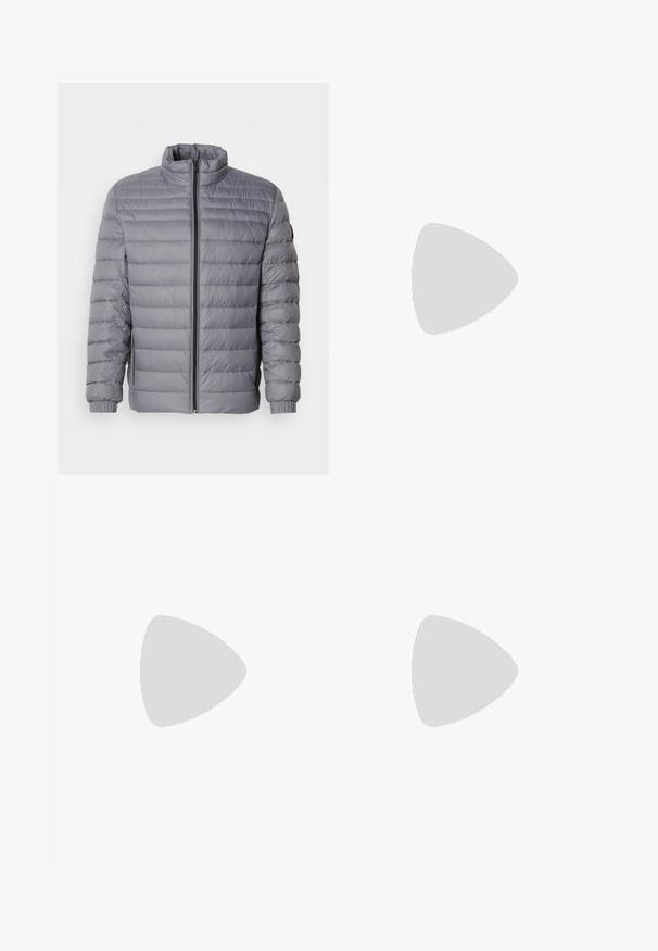 Γκρι ζακέτα με επένδυση και ψηλό λαιμό, κλείσιμο με φερμουάρ, οριζόντιο ραμμένο σχέδιο και ελαστικούς καρπούς. Το ελ�αφρύ υλικό τονίζει τη ζεστασιά.; Σκούρο ναυτικό μπλε πουλόβερ με ψηλό λαιμό από λεπτό πλεκτό ύφασμα, διαθέτει μακριά μανίκια και εφαρμοστή, ψηλή λαιμόκοψη. Δεν έχει ορατά σχέδια ή διακοσμητικά στοιχεία.; Μπεζ βαμβακερό παντελόνι με ίσιες γραμμές, μπροστινό κλείσιμο με κουμπί, πλαϊνές τσέπες και λεία υφή. Μινιμαλιστικός σχεδιασμός, χωρίς ορατά μοτίβα.; Μαύρα δερμάτινα παπούτσια με κορδόνια και στρογγυλή μύτη, με λεία επιφάνεια και διακριτές ραφές, φορεμένα με ανοιχτό μπεζ παντελόνι.