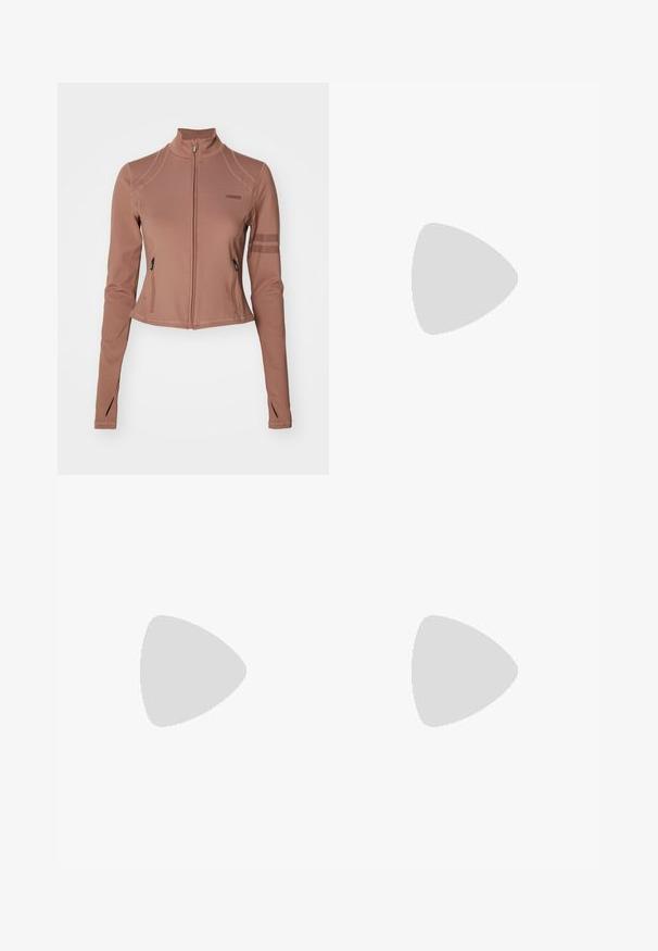Braune Sportjacke mit Reißverschluss und langen Ärmeln, mit seitlichen Taschen, einem Stehkragen und Mesh-Einsätzen an den Oberarmen.; Weißer ärmelloser Pullover aus glattem Baumwollmaterial, mit einem gerippten Saum und einem kleinen marineblauen Logo unten links. Einfaches Design, keine Muster.; Braune Schlagleggings aus dehnbarem Material, mit hohem Bund und glatter Textur, die für Komfort und Flexibilität entworfen wurden.; Schwarze Leder- und Wildledersneaker mit einer hellbraunen Gummisohle. Verfügt über weiße Schnürsenkel und kleine Perforationen an den Seiten. Michael Kors-Logo vorhanden.