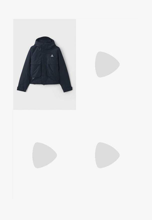 Navy blue jacket dengan penutup kepala, dua kantong depan besar, dan logo segitiga. Tekstur halus dengan penutupan ritsleting dan manset yang dapat disesuaikan.; Mustapinta fleecepullover, jossa on puolivälin vetoketju, pitkät raglan-hihat, kaksi etutaskua ja kolmiomainen logo vasemmassa rinnassa.; Tummanvihreä pitkähihaisen toppi, jossa on pyöreä kaula-aukko, ja hihat, joissa on pistekuvioiset tekstuurikoristeet, sekä lyhennetty helma. Sisältää peukalohanat.; Sininen farkkuhousut, joissa on rento istuvuus, korkea vyötärö, viisi taskua ja ompeluaccentit. Varustettu napilla ja vetoketjulla.; Valkoiset urheilukengät, joissa on tekstuuriset päällysteet, paksu pohja ja harmaat yksityiskohdat. Yhdistetty valkoisiin putkisukkiin ja vihreisiin shortseihin sinisellä pinnalla.; Musta kissansilmäaurinkolasit, joissa on matta pinta, tyylikkäällä muotoilulla ja pehmeästi kaarevilla reunoilla, mallitummissa vaatteissa.