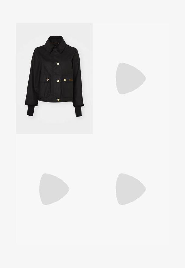 Veste noire courte en tissu avec un col en velours côtelé, des boutons-pression dorés et deux poches avant. Présente des poignets en tricot côtelé.; Haut à col roulé long à manches longues de couleur beige clair avec un design ajusté et un col haut. Présente une étiquette logo subtile à l'ourlet. Texture lisse.; Jupe à carreaux gris avec un tissu texturé, coupe slim et finitions noires. Comprend deux poches avant avec des détails noirs.; Mocassins en cuir verni noir avec un bout arrondi, une bande décorative et un détail en métal argenté à l'avant. Talon carré et semelle texturée.