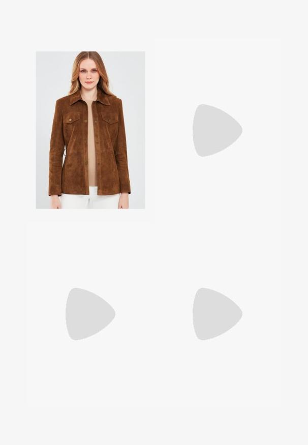 Bruine suède jas met een knoopsluiting, twee borstzakken en een kraag. Heeft een zachte textuur en subtiele stikdetails.; Witte korte mouwen trui met een gestructureerd, fluffy oppervlak, een ronde halslijn en een cropped pasvorm. Zacht materiaal en eenvoudig ontwerp.; Bruin suède mini-rok met een gladde textuur, rechte snit en een naadloze tailleband, met een minimalistisch ontwerp zonder patronen of versieringen.; Witte en zwarte rubberen slippers met een gestructureerde voetbed, dunne bandjes en contrasterende kleuren. Elk paar heeft een eenvoudig ontwerp en minimale branding.