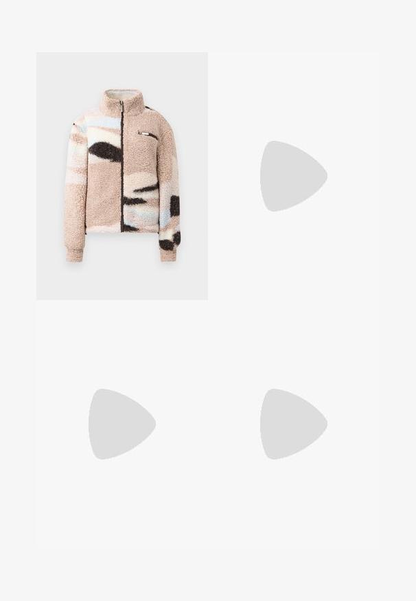 Pehmeä, beige fleece-takki, jossa on vetoketju, ja jossa on abstrakteja pastellisävyisiä kuvioita sekä pieni rintatasku metallisilla yksityiskohdilla.; Valkoinen lyhythihainen t-paita, joka on valmistettu ribbytedusta kankaasta. Pyöreä pääntiie, normaali istuvuus ja hienovaraiset ompeluyksityiskohdat. Ei kuvioita tai grafiikkaa.; Tummanvihreä ja musta camo-kuosiset farkkuhameet, joissa on korkea vyötärö, neljä taskua ja metalliset yksityiskohdat. Keskipitkä ja suora leikkaus.; Musta nahkainen ballerina, jossa on pyöristetty kärki, sileä pinta, minimaalinen ommelkoristelu ja joustava pohjamuotoilu.; Vaaleanpunainen nahkakäsilaukku, jossa on kaksi etutaskua, hopeaiset yksityiskohdat ja tummanruskea olkahihna. Rakeinen pinta ja vetoketjukiinnitys.