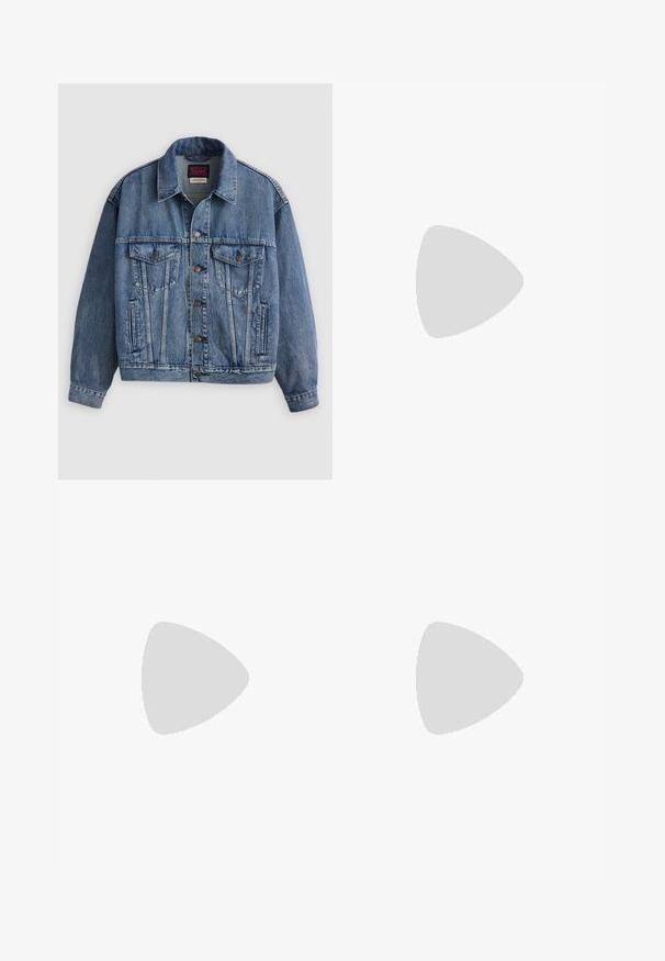 Veste en denim bleu clair, avec un col, une fermeture à boutons, deux poches poitrine, des poches latérales et une coupe décontractée avec un tissu texturé.; Robe sans manches longue de couleur crème avec de fines bretelles et un ourlet évasé, posée à plat sur un fond blanc.; Sandales marron avec deux boucles réglables, semelle en liège et semelle en caoutchouc, présentant un design ouvert et une texture lisse.; Sac bandoulière en tissu beige clair avec un design plissé, sangle réglable et fermeture éclair. Texture douce, forme arrondie, style minimaliste.