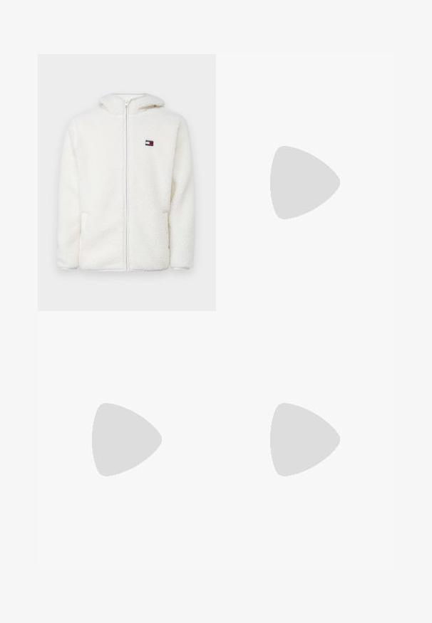 Valkoinen fleece-zip-up-huppari pehmeällä tekstuurilla, jossa on huppu ja sivutaskut. Pieni logo vasemmassa rinnassa. Sujuva vetoketjusulku.; Valkoinen lyhythihainen T-paita pyöreällä kaula-aukolla, jossa pieni Tommy Hilfiger -logo rinnassa ja kauluksen sisäpuolella punainen, valkoinen ja sininen koristereuna.; Vaaleansiniset farkut, joissa on korkea vyötärö, leveät suorat lahkeet ja yksinkertainen tikkaus. Sisältää viisi taskua ja klassisen nappikiinnityksen.; Valkoiset matalat tennarit, joissa on sileä nahka. Ominaisuuksiin kuuluu laivastonsininen kantapää ja punainen yksityiskohta pohjassa. Kuusi reikää nauhoille.