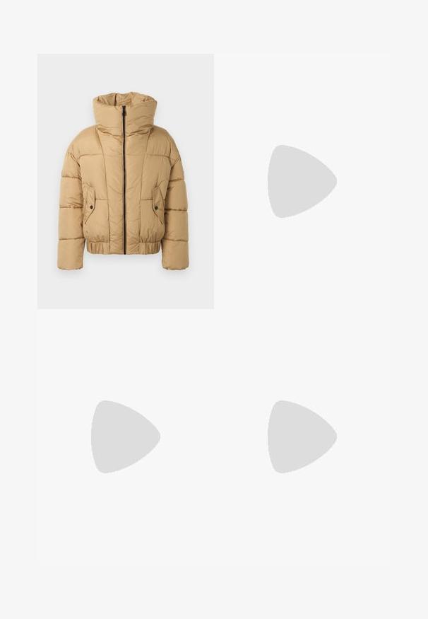 Kort, beige boblejakke med høy krage, glidelås foran og to frontlommer. Laget av quiltet materiale med elastikk i kanten.; Lavendel kortermet T-skjorte med ribbet tekstur og rund halslinning. Har en subtil logo på krageområdet.; Lyseblå vide jeans laget av denim, med høy midje, frontlommer og sømmer i kanten.; Hvite plattform sneakers laget av glatt syntetisk materiale, med rund tå, snøring og en strukturert gummisåle. Svart hæl akcent.