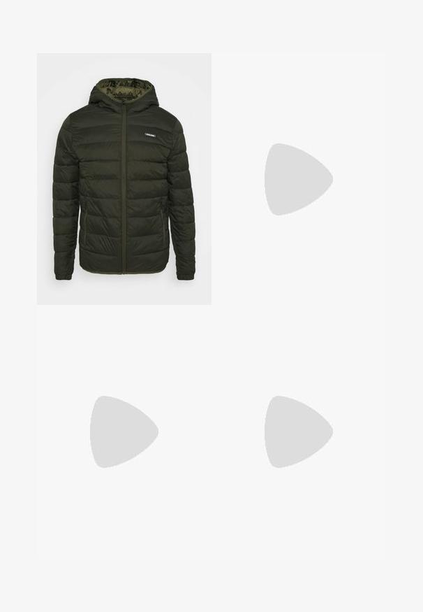 Polstret jakke i olivengrønn med glidelås foran, hette og sidelommer. Har horisontale sømmer og glatt, blank tekstur.; To t-skjorter med rund hals i svart og olivengrønn, laget av myk bomullstoff. Designet er enkelt med korte ermer og rett snitt.; Svarte, lette bukser med elastisk livlinje, i en avslappet passform og teksturert stoff. Rett ben med en lett innsvingt mansjett.; Hvit lærsneaker med marineblå hæl, rund tå og kontrasterende brune detaljer. Har flate lisser og teksturert gummisåle.