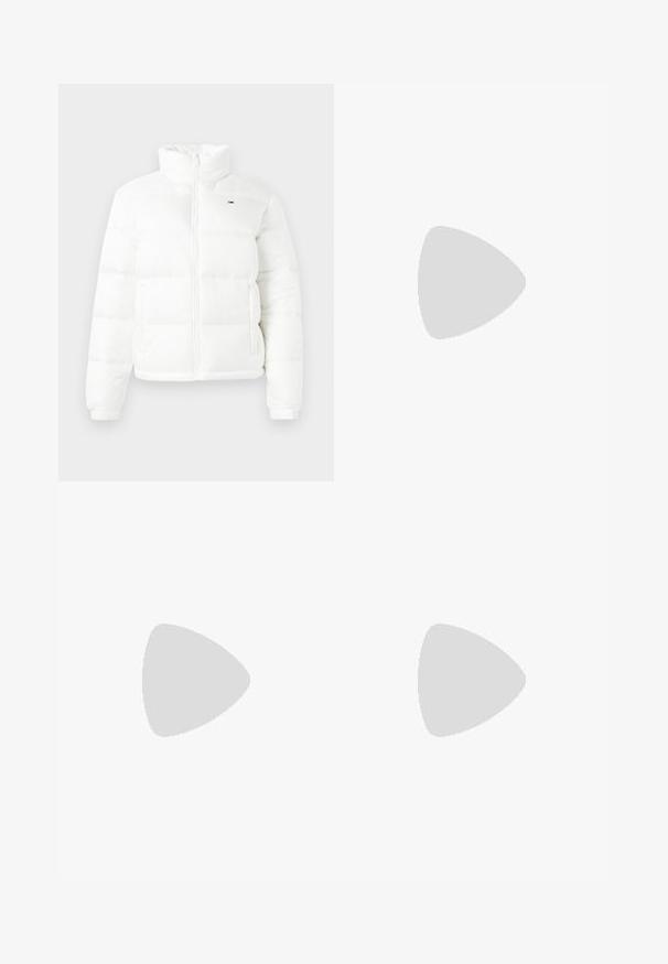 Balta polsterēta jaka ar augstu apkakli, priekšējo rāvējslēdzēju un divām sānu kabatām. Iezīmē horizontālas šuves un mazu logotipu uz krūts.; Melnas T-kreklu kleitas, kas izgatavota no kokvilnas, ar apaļu kakla izgriezumu un īsām piedurknēm. Mazs baltas krāsas "CK" logo kreisajā krūtīs.; Melnas ādas mokasīni ar noapaļotu purngalu, biezs teksturēts zoles un minimālas dūriena detaļas. Gluds dizains bez redzamām auklām vai metāla elementiem.; Balta ādas rokassoma ar noapaļotu formu, uz kuras priekšpuses ir izgriezts "CK" logo un viena plecu siksna. Augšā aizverama ar rāvējslēdzēju.