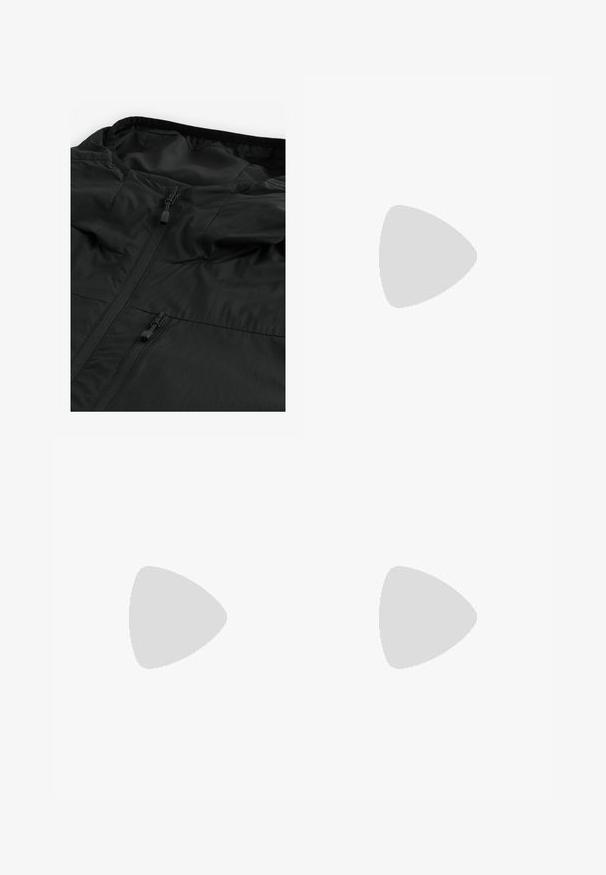 Čierna ľahká bunda s hladkou textúrou, s vysokým golierom a dvoma zipsami na prednej strane. Minimalistický dizajn, bez viditeľných vzorov.; Tmavozelená košeľa na gombíky s golierom, dlhými rukávmi a jednou náprsní kapsou; má biele gombíky a jemnú textúru.; Čierne cargo nohavice s viacerými vreckami, zipsovým bočným vreckom a zosilneným prešívaním, so strihaťou rovného strihu a odolným materiálom.; Čierne lakované kožené topánky s okrúhlou špičkou, šnurovací dizajn a hladký, lesklý povrch. Obsahujú nízky gumový podrážku.