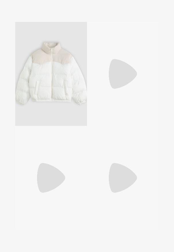 Puhasti jakna s visokim ovratnikom, kremasti gornji deo i beli donji deo, kviltana tekstura, prednji džepovi i elastične manžete.; Bijeli dugosleeve T-shirt od pamuka. Ima okrugli izrez i mali crveni Levi's logo na lijevoj strani prsnog dijela.; Crne široke traperice izrađene od denima, s kontrastnim bijelim šavovima i prednjim kopčanjem na dugme, s dva koso oblikovana prednja džepa.; Crni kožni tenisice s bijelim prugama, gumeni zaštitni vrh, crne vezice i bijela potplata boje krem. Glatka tekstura s sjajnim završetkom.