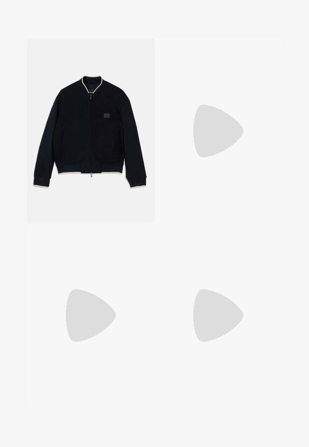 Jūrinis bombonešio švarkas, pagamintas iš minkštos vilnos su užtrauktuku. Turi kontrastingą smėlio spalvos apykaklę, šonines kišenes ir tekstūruotą logotipo užsegimą.; Baltas trumpomis rankovėmis V-švarkas, pagamintas iš tekstūruoto audinio su subtiliu raštu. Papuoštas mažomis logotipu ant krūtinės.; Juodos plačios kelnės iš medvilnės su lygiu paviršiumi, turinčios standartinį juosmenį ir subtilius šonus. Nėra matomų kišenių.; Tamsiai mėlynos odinės sportbačiai su kreminiu guminiu padu, turintys mėlynas raišteles ir lygų paviršių. Suapvalintas pirštas ir minimalistinis dizainas.