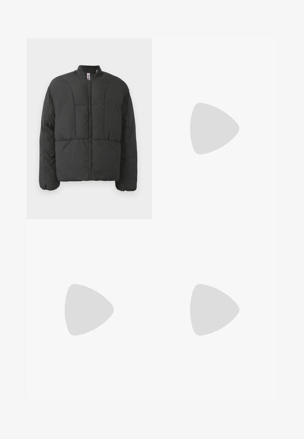 Crna podstavljena jakna s visokim ovratnikom, prednjim patentnim zatvaračem i dva velika bočna džepa. Karakterizira je glatka, lagana tkanina i kviltani dizajn.; Tamnoplav sweatshirt od pamuka, s natpisom "GAP NYC" u svijetloplavom vezanom uzoraku na prednjem dijelu. Klasičan okrugli izrez.; Tamno sivi cargo hlače od izdržljivog materijala, s ravnim krojem, pet džepova i kopčanjem na dugme u struku.; Kožne tenisice s crno-bijelom paletom boja, koje imaju perforirane akcentne detalje, podstavljeni ovratnik i teksturiranu potplat.