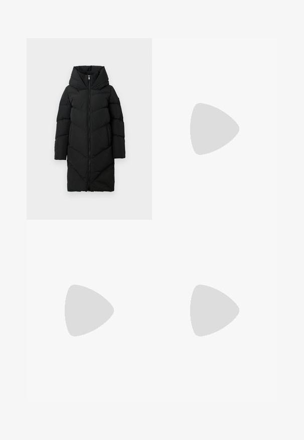 Μαύρο μακρύ πούφφερ παλτό με υψηλό επενδεδυμένο γιακά, πλήρη μπροστινό φερμουάρ, μακριά μανίκια και πλαϊνές τσέπες.; Πλεκτό λευκό μπλουζάκι με κοντό μανίκι κ�αι διακριτό σχέδιο, διαθέτοντας στρογγυλή λαιμόκοψη και χρυσή λεπτομέρεια στο στρίφωμα. Η υφή φαίνεται ελαφριά και αεριζόμενη.; Πλατιά τζιν παντελόνια σε μεσαίου μπλε απόχρωση, με ψηλή μέση, πέντε τσέπες, αντίθετη ραφή και γυρισμένα μπατζάκια με κόκκινες λεπτομέρειες.; Μαύρο σουέτ ψηλό τακούνι με μυτερή μύτη και λεπτό, χαμηλό τακούνι. Λείος υφασμάτινος σχεδιασμός χωρίς ορατό υλικό.