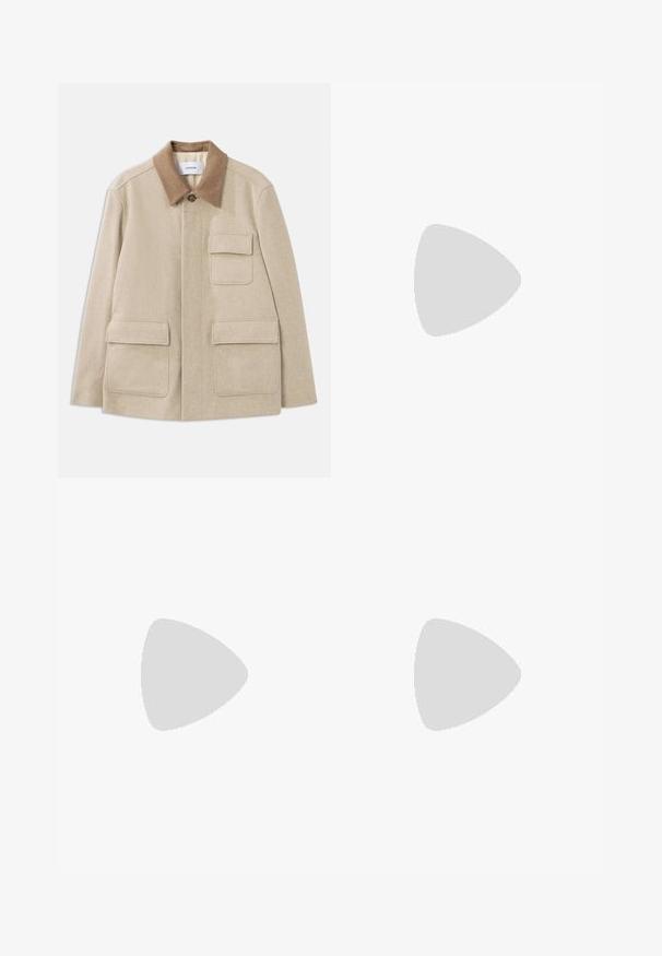 Beige wollen blazer met een bruin contrasterende kraag, voorzien van twee voorzakken en een knoopsluiting. Schone, minimalistische uitstraling.; Lichtgrijs overhemd met knopen, gemaakt van een gemêleerde stof, met een klassieke kraag, lange mouwen en grijze knopen aan de voorkant.; Zwarte broeken met een op maat gemaakte ontwerp, rechte pijpen, standaard riemlussen en een gladde textuur. Geen zichtbare patronen of hardware.; Donkerbruin gestructureerd leren sneaker met vetersluiting en een witte gegroefde rubberen zool tegen een effen lichte achtergrond.