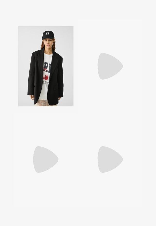 Čierny blazer s vyvýšenými klopami, nosený cez bielu mikinu s grafickým potlačou, na ktorej sú červené čerešne. Dokončené čiernym baseballovým šiltovkou.; Top bez rukávov z mäkkého, svetlomodrého materiálu s asymetrickým lemom a drapovaným dizajnom, s tenkými ramienkami a hladkou textúrou.; Čierna kožená sukňa s polovičnou dĺžkou, so štrbinou vpredu, klasickými pútkami na opasok a prešitými detailmi pozdĺž švov.; Čierne kožené sandále s tenkými remienkami, nízkym blokovým opätkom a štvorcovou špičkou. Majú pracku na uzatvorenie a hladký povrch.