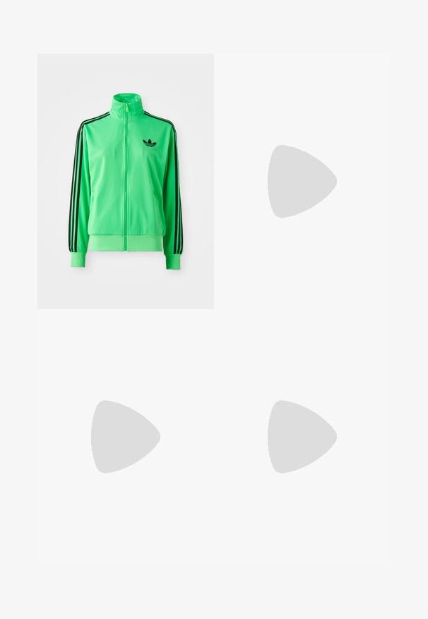 Grüne Polyester-Trainingsjacke mit Stehkragen, schwarzen drei Streifen an den Ärmeln und einem kleinen schwarzen Logo auf der Brust.; Weißes Langarmshirt aus glattem Baumwollstoff mit rundem Halsausschnitt und ohne Muster oder Verzierungen. Klassisches, minimalistisches Design.; Schwarze, weit geschnittene Jeans mit drei weißen Streifen an jeder Seite und einem kleinen weißen Logo. Mit vorderen Taschen und einem Knopfverschluss.; Schwarze Sneaker mit orangen Akzenten, drei horizontalen Streifen, strukturiertem Lederobermaterial, Gummikappe und schwarzen Schnürsenkeln.
