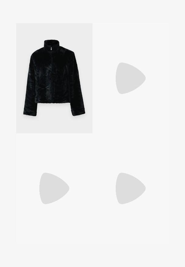 Svart jakke i faux pels med høy krage, glidelås, og lange ermer. Myk tekstur og avslappet passform, med en glatt og jevn overflate.; Kuttet kortermet t-skjorte i off-white bomull. Har en frontlomme med trykt logo og en rund halslinning. Glatt tekstur.; Bredde ben kremfargede bukser laget av bomull, med brettkant og beltesløyfer. Utformet med to frontlommer og frontknappelukking.; adidas Originals SAMBA OG - Joggesko - core black/legend earth/gum