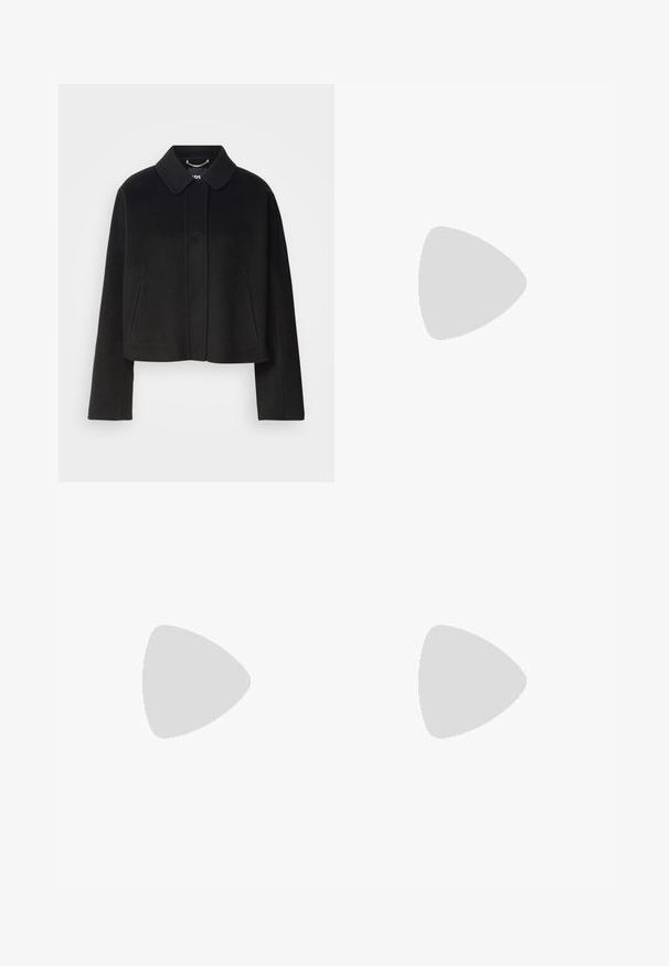 Zwarte cropped jas met een kraag, knoopsluiting en lange mouwen. Gemaakt van een gladde stof met minimale naden en geen zichtbare versieringen.; Zwarte katoenen t-shirt met een ronde hals, korte mouwen en een geborduurd logo op de borst. Eenvoudige, comfortabele pasvorm zonder patronen.; Lichtblauwe denim jeans met een ruime pasvorm. Voorzien van contrasterende stiksels, vijf zakken en een donkerblauwe tailleband. Expres een verouderde uitstraling.; Zwarte leren slingback hakken met een spitse neus, voorzien van een slanke hak en een goudkleurige accent op de verstelbare band. Gladde textuur.