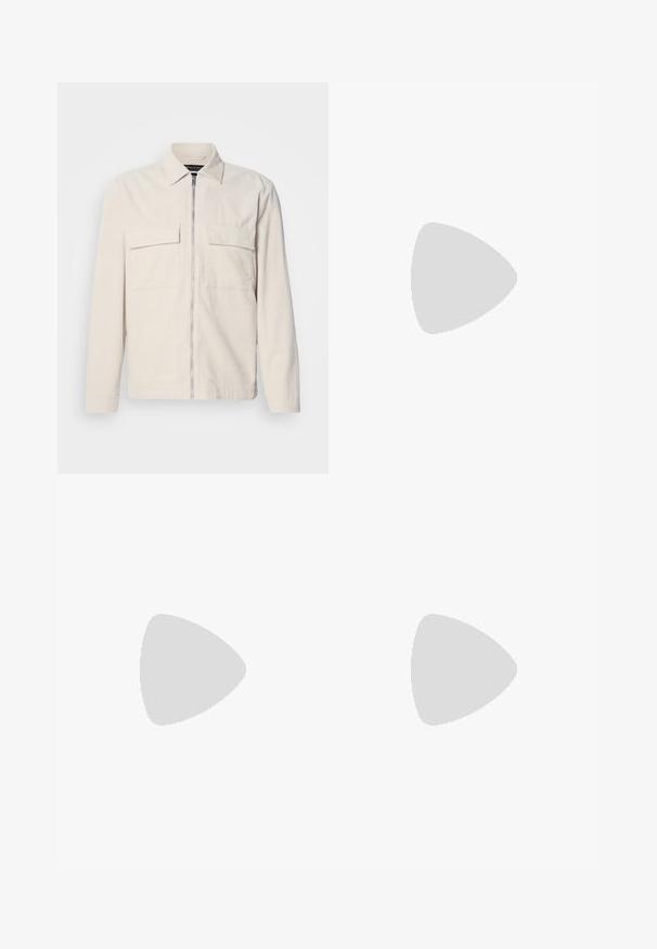 Lichtbeige corduroy jack met een rits aan de voorkant, twee borstzakken, een kraag en lange mouwen. Smooth textuur en een minimalistisch ontwerp.; Polo shirt in lichtblauw katoen, met een standaardkraag, een drie-knopen sluiting en een klein logo op de linkerkant van de borst. Korte mouwen.; Donkergrijze broek van gestructureerde stof, met een zwarte riem, riemlussen en twee zijzakken. Rechte pasvorm, zonder zichtbare patronen.; Zwarte leren instapper met een soepele bovenkant, gestikte accenten, ronde neus en een lage rubberen hak. De zool heeft minimale profiel.