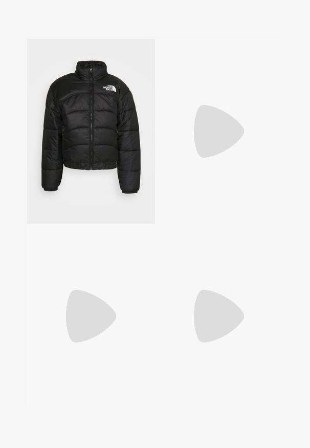 The North Face Vinterjakker - black; Hvid polo skjorte lavet af bomuld. Har en klassisk krave, tre-knaps placket og korte ærmer. Diskret logo broderet på brystet.; Urban Classics HEAVY OUNCE - Jeans Relaxed Fit - new dark blue washed; Timberland PREMIUM 6 INCH - Vinterstøvler - wheat; Sorte, firkantede solbriller med grå linser. Tykt plastisk stel med guld detaljer og branding på stangen. Glat tekstur.