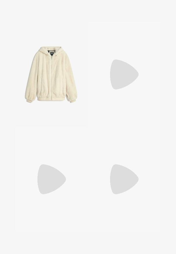 Veste en fausse fourrure couleur crème avec capuche, fermeture éclair, poignets et ourlet élastiques. Texture douce avec une finition en peluche, idéale pour une tenue décontractée.; Polo-shirt rouge en coton avec un col classique, une patte de boutonnage à deux boutons et un accent noir contrastant au niveau du cou. Inclut un détail de logo.; Jeans en denim bleu clair avec une coupe décontractée, un design à jambe droite, un style à cinq poches et une légère décoloration sur le tissu.; Baskets beiges en daim, avec une semelle blanche, des lacets beiges et un accent bleu sur le talon. Logo embossé sur le côté.