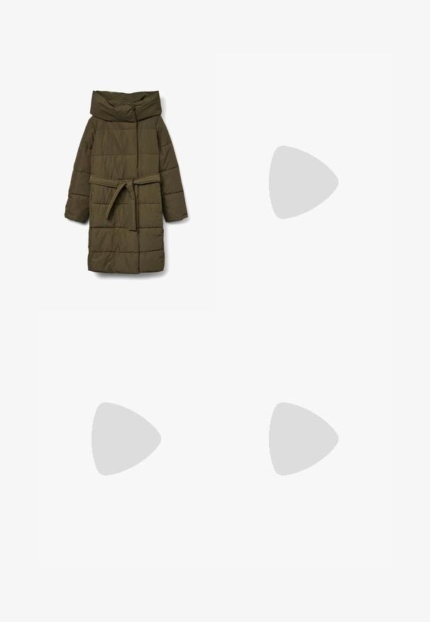 Zöld puffermellény magas gallérral, derékon kötővel és steppelt mintával. Simább textúrájú és hosszú ujjú.; Beige garbónyakú pulóver puha kötött anyagból. Bordás gallérral és mandzsettával rendelkezik, enyhén túlméretezett, laza szabással.; Széles szárú nadrág sötétszürke anyagból, magas derekú, egyes redőkkel, sima textúrával és tiszta befejezéssel a szegélyeken.; Burgundi lakkbőr balettcipő kerek orral, elöl kis masni díszítéssel és alacsony, fekete gumi talppal. Simára csiszolt felület.