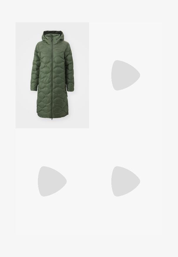 Peak Performance HELIUM khaki; Czarny długi rękaw sweter z teksturowanego materiału, wyposażony w pół-zamek, wysoki kołnierz oraz kieszeń na zamek błyskawiczny na klatce piersiowej. Logo marki z przodu.; Czarne, dopasowane spodnie wykonane z elastycznego materiału. Cechy to kieszeń boczna na zamek, strefowe kolana oraz gładka faktura.; Czarne buty trekkingowe z średnim cholewem, z teksturowaną cholewą, szarymi akcentami oraz trwałą gumową podeszwą z wypustkami zapewniającymi przyczepność.