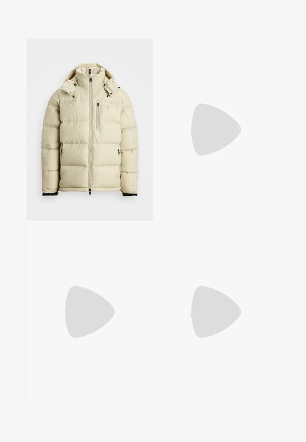 Heled beige puffer jope kõrge kraega, eemaldatava kapuutsiga, lukuga esiosaga ja kahe küljetaskuga. Esitleb õmmeldud paneele ja logo detaili.; Valge puuvillane T-särk lühikeste varrukatega, millel on must "BOSS" logo, mis on keskendatud rinnale, ja ümmargune kaelaava disain.; Valged volditud püksid, mis on kohandatud sobivusega, sujuva tekstuuriga, vööloopidega ja kitsenevate jalgadega. Pole nähtavaid taskuid ega mustreid.; Valge tennis shoe, mis on valmistatud tekstuurilisest materjalist, sujuva tallaga, paelaga kinni seotud esiosas ja diskreetse brändingu ning jalatalla peal. Minimalistlik disain.