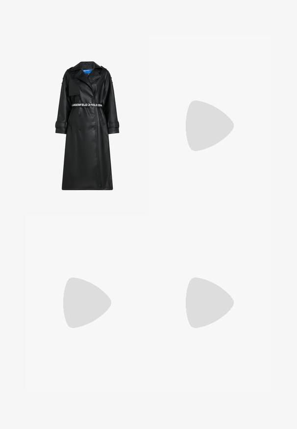 Černý kabát z umělé kůže s dvouřadým zapínáním, páskem v pase, oversized límcem a klopovými kapsami. Obsahuje logo na pase a manžetách.; Bílá bavlněná tričko s krátkými rukávy, černý žebrový límec a černý textový logotyp na levém rameni. Klasický střih, hladká textura.; Bílé džíny se rovný střih, knoflíkovým zapínáním a dvěma předními kapsami. Žádné viditelné vzory ani ozdoby. Hladká textura.; Šedé pruhované široké kalhoty s hladkou texturou, doplněné černými koženými balerínami s kulatou špičkou.