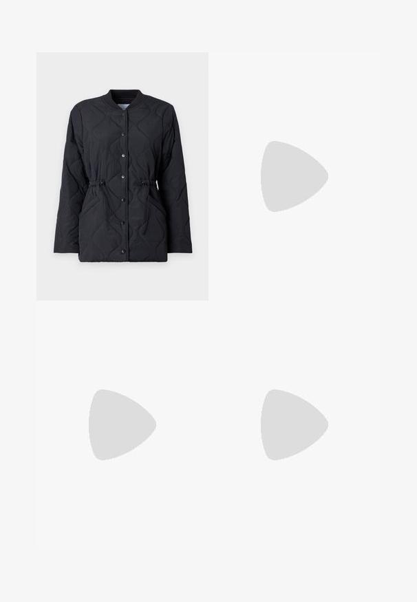 Schwarze gesteppte Jacke mit Rippkragen, Druckknopfverschluss und verstellbarem Kordelzug an der Taille für eine maßgeschneiderte Passform.; Dunkelgrauer gestrickter Pullover mit Rundhalsausschnitt, der weiße Kreuzstichakzente an den Ärmeln und am Saum aufweist. Glatte Textur.; Schwarzes T-Shirt mit kurzen Ärmeln, das ein Federdesign mit goldenen und beigen Akzenten auf der Brust zeigt. Leichtes Baumwollmaterial.; Helles, hochtailliertes Jeans aus Denim. Hat weit geschnittene Beine, zwei aufgerissene Kniebereiche und klassischen Fünf-Taschen-Stil.; Weiße hochwertige Leinensneaker mit schwarzer Gummisohle, vorderem Gummizehenschutz und sechs Ösen für Schnürsenkel, die ein sauberes, minimalistisches Design aufweisen.