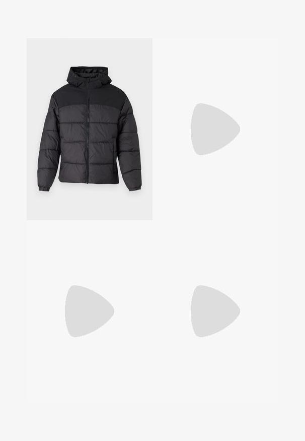 Czarna kurtka puchowa z kapturem, z zamkiem z przodu, elastycznymi mankietami i pikowanym wzorem. Górna część jest z gładkiego materiału.; Jednolity czarny t-shirt z krótkim rękawem, wykonany z bawełny, z okrągłym dekoltem i małą metką "WEEKDAY" na wewnętrznej stronie kołnierza z tyłu.; Czarne szerokie spodnie z korduroju z dużymi przednimi kieszeniami i szlufkami na pasek, z zapięciem na guzik i zamek błyskawiczny.; Czarne skórzane buty z okrągłym noskiem, sznurowanym zapięciem i masywną gumową podeszwą. Posiadają pętelkę z tyłu i teksturowane akcenty.