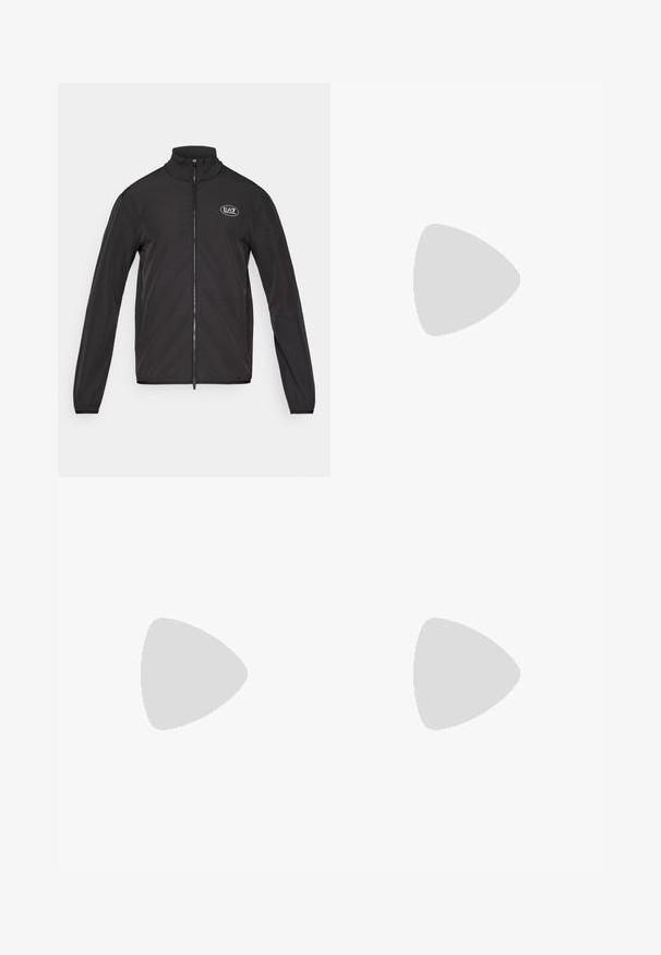 Melnā jaka ar rāvējslēdzēju, augstu apkakli, izgatavota no viegla auduma. Iespējas ietver garas piedurknes un nelielu EA7 logo augšējā kreisajā krūtī.; Balts īsām piedurknēm sporta krekls, izgatavots no viegla, elpojoša sieta auduma. Tam ir apaļš kakla izgriezums un apļveida EA7 logo uz krūšu daļas.; Baltas šorts ar tumši zilām chevron līnijām, elastīga jostasvieta ar apkakli un logo kreisajā pusē. Kokvilnas materiāls ar gludu tekstūru.; Melnā un baltā krāsā EA7 Emporio Armani sporta apavi, kas karājas virs zila un zaļa tenisa korta līnijām.