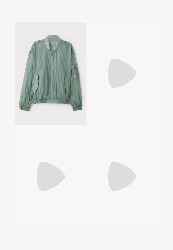 Heled roheline bomber-jakk, mis on valmistatud kergetest kangast. Omab lukuga esikülge, elastseid mansette, kahte küljetaskut ja lukuga käsitaskut.; Olive roheline V-kaelusega särk, mis on valmistatud pehmest kudumisest; pikad varrukad, soonikkoes äärised ja alumine serv; minimalistik silt kaeluses.; Mustad laiad püksid, mis on valmistatud siledast kangast. Omab nuppe ja tõmblukku, kahte eesmist taskut ja teravat äärestust.; Tumepruun tekstureeritud nahast sportking, millel on nööpidega esiosa ja valge soonikuga kummitald, heledal ühtlasel taustal.