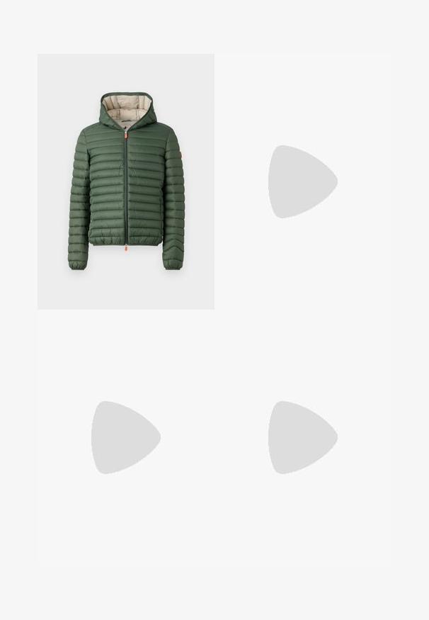 Grønn quiltet puffer-jakke med hette, frontlås med oransje drahåndtak og elastiske mansjetter, vist på en enkel hvit bakgrunn.; Hvit oversized T-skjorte med et fargerikt hellig hjerte-grafikk og teksten "AllSaints London" sentrert på brystet.; Lyse beige shorts laget av et mykt, strukturert stoff. Har elastisk midjebånd med snor og en enkelt frontlomme.; Hvit sneakers med en glatt skinnoverdel og lav profil. Har en rund tå, seks snøring hull, og en teksturert gummisåle.