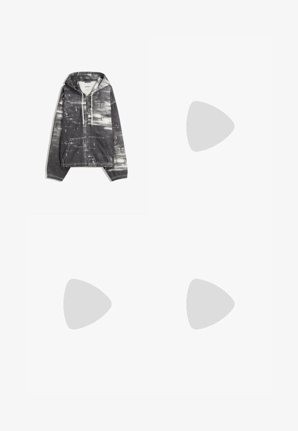 Zwart-witte versleten zip-up hoodie met capuchon, voorzakken, witte trekkoorden en zichtbare stiksels op de mouwen en zoom.; Bershka SHORT SLEEVE - T-shirt print - white; Dropsize SUPER BLANK - Trainingsbroek - chocolatebrown; Witte sneaker met een bovenkant van gaas, zilveren accenten, zwarte zool en textuurpanelen. Bevat een vetersluiting en een afgeronde neus.