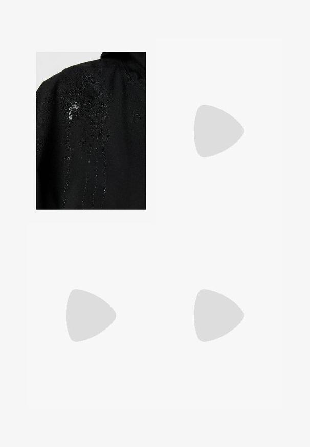 Schwarze wasserdichte Jacke mit Wassertropfen, die auf dem Stoff perlen, und einer glatten Oberfläche sowie minimalen Designelementen.; Schwarzes T-Shirt mit kurzen Ärmeln aus weichem Stoff. Mit einem weißen Adidas-Logo und kontrastierenden weißen Streifen an den Seiten.; Olivgrüne, ausgestellte Hosen aus weichem Stoff mit hohem Bund. Sie besitzen eine glatte Textur und keine sichtbaren Muster oder Hardware-Akzente.; Schwarze Sportschuhe mit weißen Streifen, strukturiertem Mesh-Obermaterial und einer weißen Sohle. Kombiniert mit pinken Leggings, die Trainingsbekleidung zur Schau stellen.