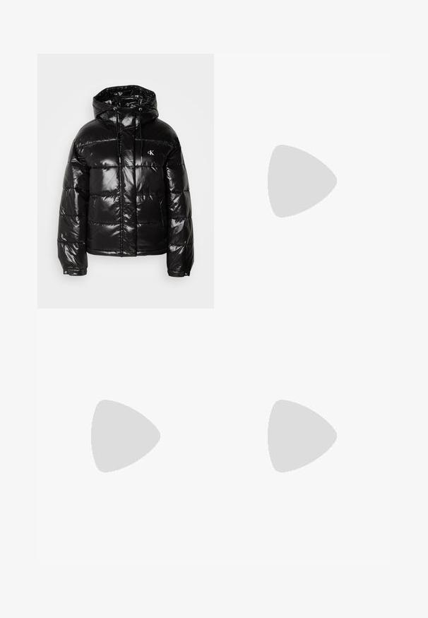 Fekete puffdzseki fényes felülettel, kapucnival, cipzáras záródással és rugalmas mandzsettákkal. Figyelemre méltó logó részlet a mellrészen.; Világos rózsaszín pamut póló rövid ujjakkal, kerek nyakkivágással, és kis zöld Lacoste logóval a bal mellrészen. Puha tapintású, laza fazonú.; Magas derekú kék farmernadrág, egyenes szárú dizájnnal, enyhe kopással és normál gombos-zipzáros záródással.; Fekete bőr sportcipő lekerekített orral, fehér platformtalppal és fekete fűzőkkel. Diszkrét logó található a sarokon és sima felülete van.