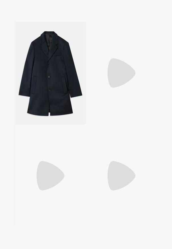 Námornícky vlneno-bavlnený kabát s klopami, tromi gombíkmi, dvoma veľkými prednými vreckami a jemným detailom na vrecku na hrudi. Hladká textúra.; Polo tričko s krátkym rukávom v tmavošedej farbe s golierom a polozipsom na prednej strane. Vyrobené z mäkkého materiálu s hladkou textúrou.; Čierne formálne nohavice z hladkej tkaniny, so strihom prispôsobeným postave, rovnými nohavicami, pútkom na opasok a plochým predným dielom.; Hnedé kožené mokasíny s okrúhlou špičkou, prednou prackou a nízkym klinovým podpätkom. Hladký povrch s minimálnymi dekoratívnymi akcentmi.