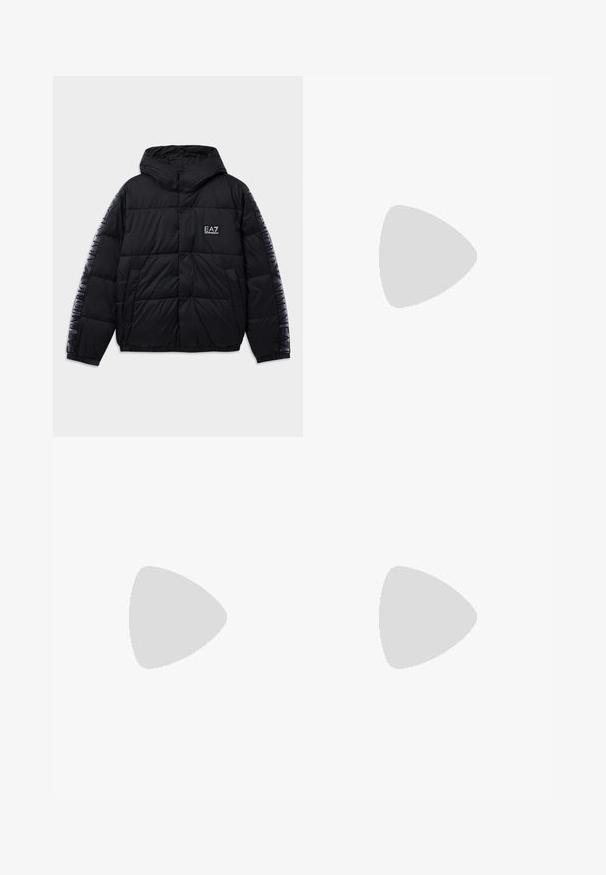 Svart boblejakke med hette, quiltet design, logo på bryst og ermer, trykknap-lukking og elastiske mansjetter. Jevn, noe glansfull tekstur.; Lys grå T-skjorte laget av mykt stoff, med rund hals og korte ermer. Framsiden har en subtil EA7-logo i krystaller.; Sorte tapered joggebukser med snøring i livet og mansjetter ved anklene, vist på en enkel hvit bakgrunn.; Hvite joggesko med en strukturert skinnoverdel, rund tå og snøring. Tykkt hvitt gummisåle med gripestruktur.