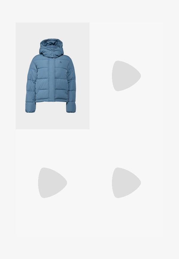 Blå puffjacka med dragkedja framtill, huva och ribbade ärmslut. Har horisontell sömnad och en logotyp på vänster bröst.; Vit bomull t-shirt med en guldig "cK" logotyp framtill. Korta ärmar, rund halsringning och en klassisk slim-fit design.; Ljusblå denimjeans med hög midja, slimfit och ankellängd. Har framfickor, bältesloopar och metallknappstängning.; Vita plattformssneakers med slät syntetisk ovandel, tonade snören och en svart logotyp. Den upphöjda gummisulan har horisontella spår för grepp.