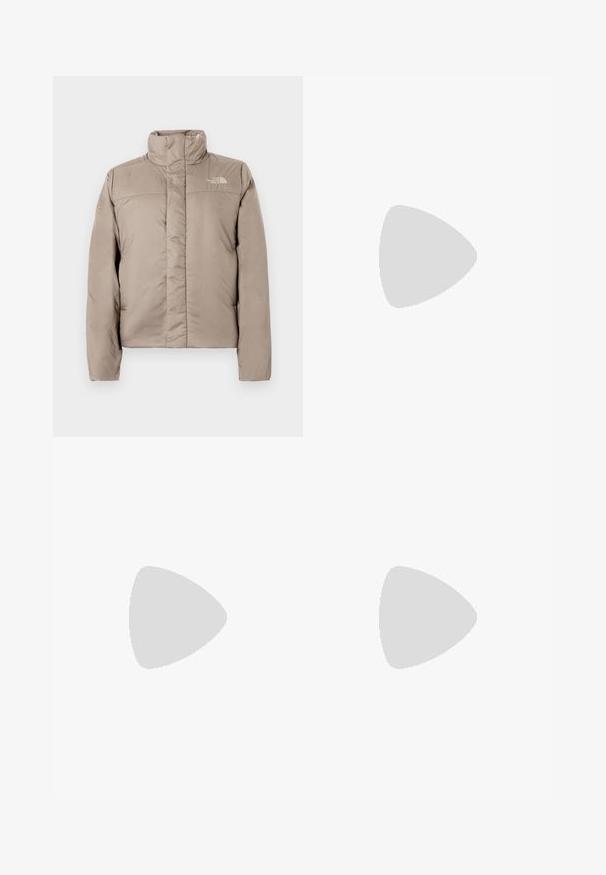 Giacca a vento in beige chiaro con colletto alto, design trapuntato e logo sul lato sinistro del petto. Tessuto morbido e chiusura con zip frontale.; Felpa con cappuccio grigia chiara realizzata in morbido tessuto in cotone misto. Presenta una tasca frontale, cappuccio con cordino e polsini e orlo a costine.; Jeans azzurri a gamba larga realizzati in denim, con vita alta, chiusura con bottone, tasche anteriori e orlo grezzo.; Sneaker in pelle nera con design a tre strisce bianche, punta arrotondata, suola piatta in gomma bianca e dettaglio del marchio sul lato.