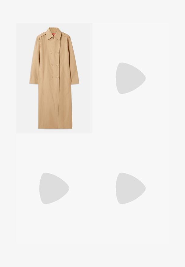 Beżowy płaszcz trench z podwójnym zapięciem, z guzikami jako akcentami i kołnierzem. Posiada długie rękawy i prostą sylwetkę. Gładka textura.; Długi rękaw, bluzka z okrągłym dekoltem w kolorze kremowym, wykonana z miękkiego materiału. Posiada prosty krój i minimalistyczny design bez ozdób.; Młoda kobieta z długimi kręconymi czerwonymi włosami, nosząca beżowy bezrękawnik, szerokie khaki spodnie, klapki, torbę na ramię i bransoletki.; Białe skórzane baleriny z okrągłym noskiem, niskim podwyższonym obcasem, czarnym wnętrzem i pętelką z tyłu, zaprezentowane w profilu bocznym na białym tle.; Torebka z futra syntetycznego w jasnym beżu o miękkiej, teksturowanej powierzchni. Posiada jeden cienki pasek i prostokątny kształt z puszystą górną krawędzią.