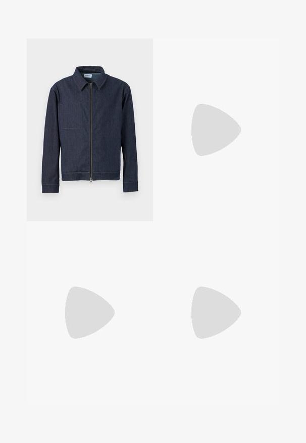 Mørkeblå denimjakke med frontlynlås, spidse krave, venstre brystlomme og stikninger langs manchetterne og kanten.; Oliven grøn zip-up hoodie med en frontlomme, broderet "Low Lights Studios" tekst i beige, med snor i hætten og ribbede manchetter.; Langærmet camouflageskjorte i jordfarver; har grønne, brune og sorte mønstre; rund hals; blødt stof; afslappet pasform.; Camo-mønstrede cargo bukser i brune og grønne nuancer, lavet af letvægtsstof, med fire lommer og knaplukning.; Tan nubuck ankelstøvle med sort polstret krave, gyldne metaløjer, hvid syning detaljer og robust gummisål med udtalte slidbaner.