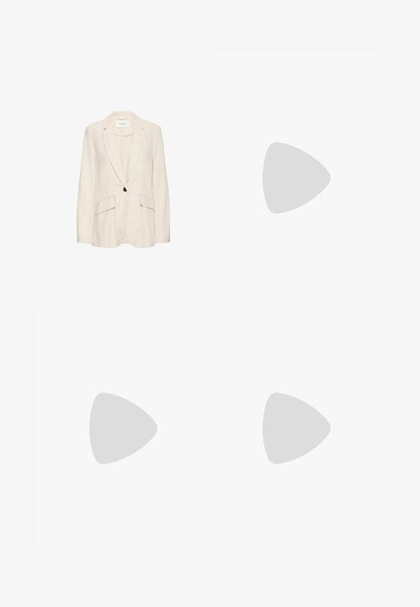 Blazer in lino beige con un unico bottone nero, revers alette e due tasche frontali; texture leggera e vestibilità sartoriale.; Abito crema senza spalline con tessuto texturizzato, caratterizzato da sottili motivi e una silhouette aderente, lunghezza fino a metà coscia con una finitura liscia.; Infradito in gomma nera con cinturino testurizzato e suola piatta semplice, mostrati di lato su uno sfondo chiaro e uniforme.; Cesto di paglia intrecciata con una forma svasata, caratterizzato da una base e manici in pelle nera. Fibra naturale testurizzata con dettagli neri lisci.; Orologio Cluse quadrato con quadrante bianco, dettagli in oro e argento, e cinturino bimetallico con anelli alternati in oro e argento.