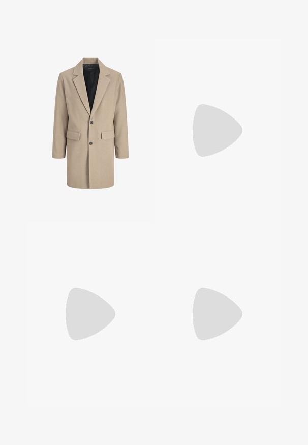 Bézs színű kabát, éles hajtókával, egygombos záródással és két elülső zsebbel. Texturált anyagból készült, sima belső béléssel.; Beige hosszú ujjú pulóver, kerek nyakkivágással, puha, texturált anyagból készült. Bordás mandzsettákkal és aljjal rendelkezik, valamint egy kis logós részlet található rajta.; Világoskék farmernadrág magas derékkal, elülső gombbal, cipzárral és öt zsebbel, sima háttérre fektetve.; Fehér sneaker fekete és szürke részletekkel, textúrált szürke orr résszel, fekete gumitalppal és lapos fehér fűzőkkel. Tiszta dizájn, minimalista stílus.