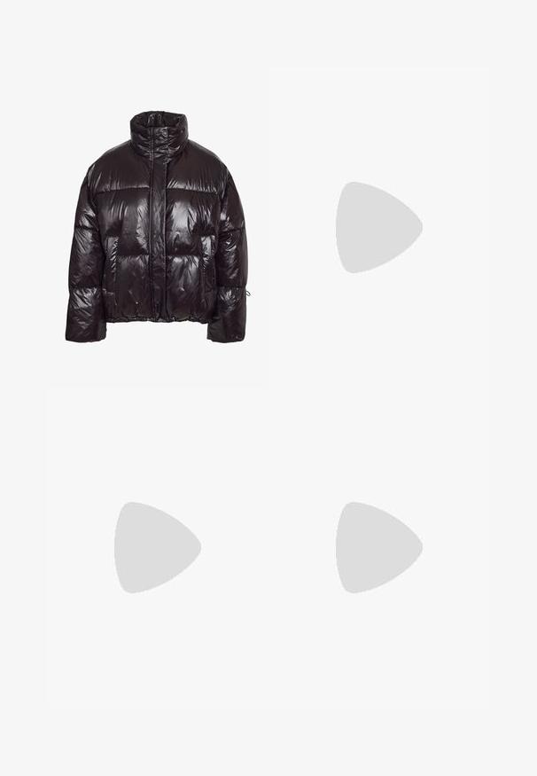 Pufferjakke i glinsende svart materiale med høy hals, med store påsydde lommer og innsvingt kant for en strukturert passform.; Mørkegrå kortermet t-skjorte med små sølvstjerner og prikker som er strødd over forsiden og ermene.; Sølvmetalliske shorts med elastisk midje, som har en jevn tekstur og en avslappet passform. Inkluderer sidelommer for praktisk bruk.; Hvit høy-skinn kanvas sneakers med svart gummisåle, gummitåhette foran og seks hull for snorer, med et rent, minimalistisk design.