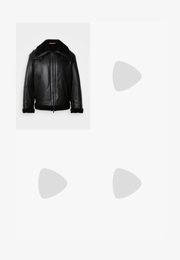 Jaqueta bomber de couro preto com colarinho, punhos e bainha em shearling, apresentando um zíper frontal e bolsos laterais com zíper.; Camisa de algodão branca com um corte relaxado, apresentando um pequeno logótipo gráfico preto na área do peito esquerdo. Mangas curtas, estilo de gola redonda.; Calças de jogging pretas feitas de tecido liso. Apresentam uma cintura elástica com cordão, pernas ligeiramente ajustadas e sem bolsos visíveis. Design simples.; Sapatilhas brancas com um cabedal em couro liso, bico redondo e sola plana. Detalhe preto no calcanhar, com atacadores tonais e uma marcação minimalista.