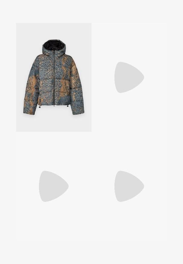 Puffjacka i blå och bruna nyanser med en strukturell, spräcklig mönstring, som har en huva, dragkedja framtill och elastisk dragsnodd i nederkanten.; Svart kortärmad T-shirt i en mjuk bomullsblandning, med rundad halsringning och en minimalistisk design utan mönster eller detaljer.; Svarta kordflamsbyxor med en avslappnad passform, med ett elastiskt midjeband och dragsko, samt sidofickor. Tyget har en ribbad struktur.; Svart låg skor i läder med svarta snören och off-white sula, visas i sidoprofil på vit bakgrund.
