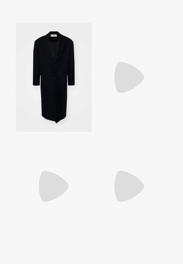 Cappotto lungo in lana nera, dal design dritto, con rever a contrasto, due bottoni e tasche laterali. Texture liscia e vestibilità su misura.; Maglione nero con scollatura rotonda a coste, maniche lunghe e un motivo a maglia testurizzato. Senza loghi o decorazioni visibili.; Pantaloni neri in tessuto liscio, con vita regolabile, gambe dritte e pieghe frontali per un aspetto strutturato.; Mocassino da uomo in pelle nera con tacco basso e design classico a striscia, mostrato in profilo laterale su sfondo bianco.