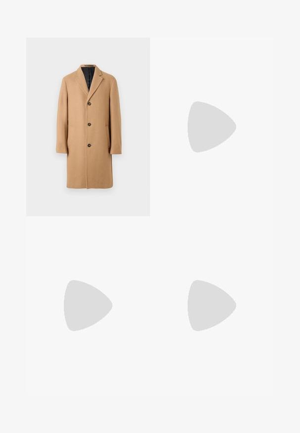 Abrigo de lana de camello con cuello de muesca, cuatro botones y dos bolsillos frontales. Presenta un forro interior suave de color oscuro.; Camiseta de algodón negra con cuello redondo y mangas cortas. Presenta un corte holgado y un diseño sencillo sin patrones ni acentos.; Pantalones negros con diseño plisado, forma de pierna ancha y textura suave. Presenta una etiqueta de cintura roja.; Zapato negro sin cordones con puntera redondeada, que presenta una parte superior texturizada, suela blanca lisa y un discreto detalle de marca en el lateral.